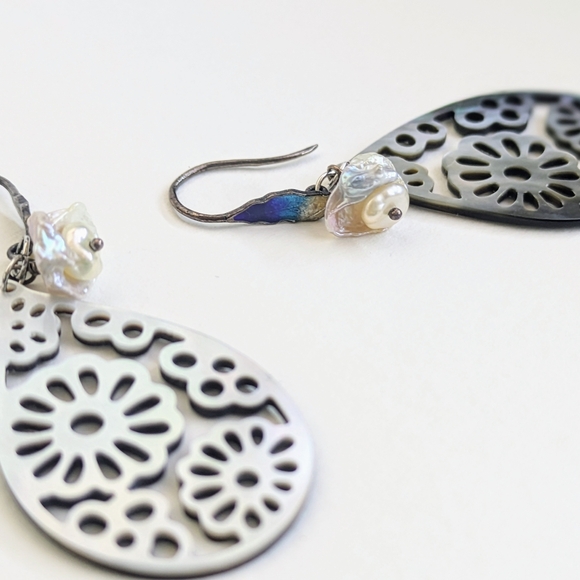 Elegance Mother of pearl Earrings, Intricate Filigree, Black Teardrop dangle - Picture 2 of 6
